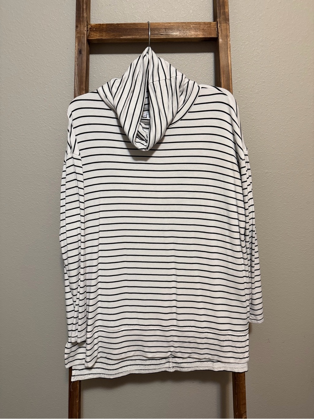 Liz Claiborne White and Black Striped Hooded Long Sleeve Top